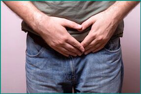 Un homme a une prostatite chronique