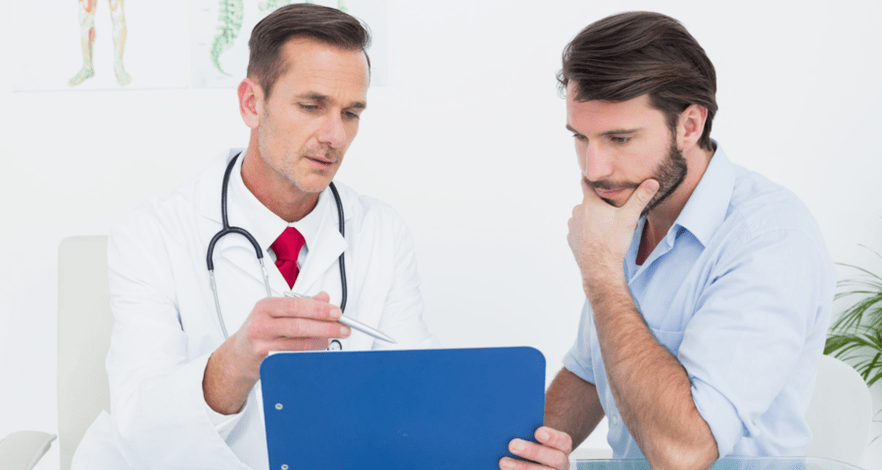 Le médecin prescrit des médicaments contre la prostatite